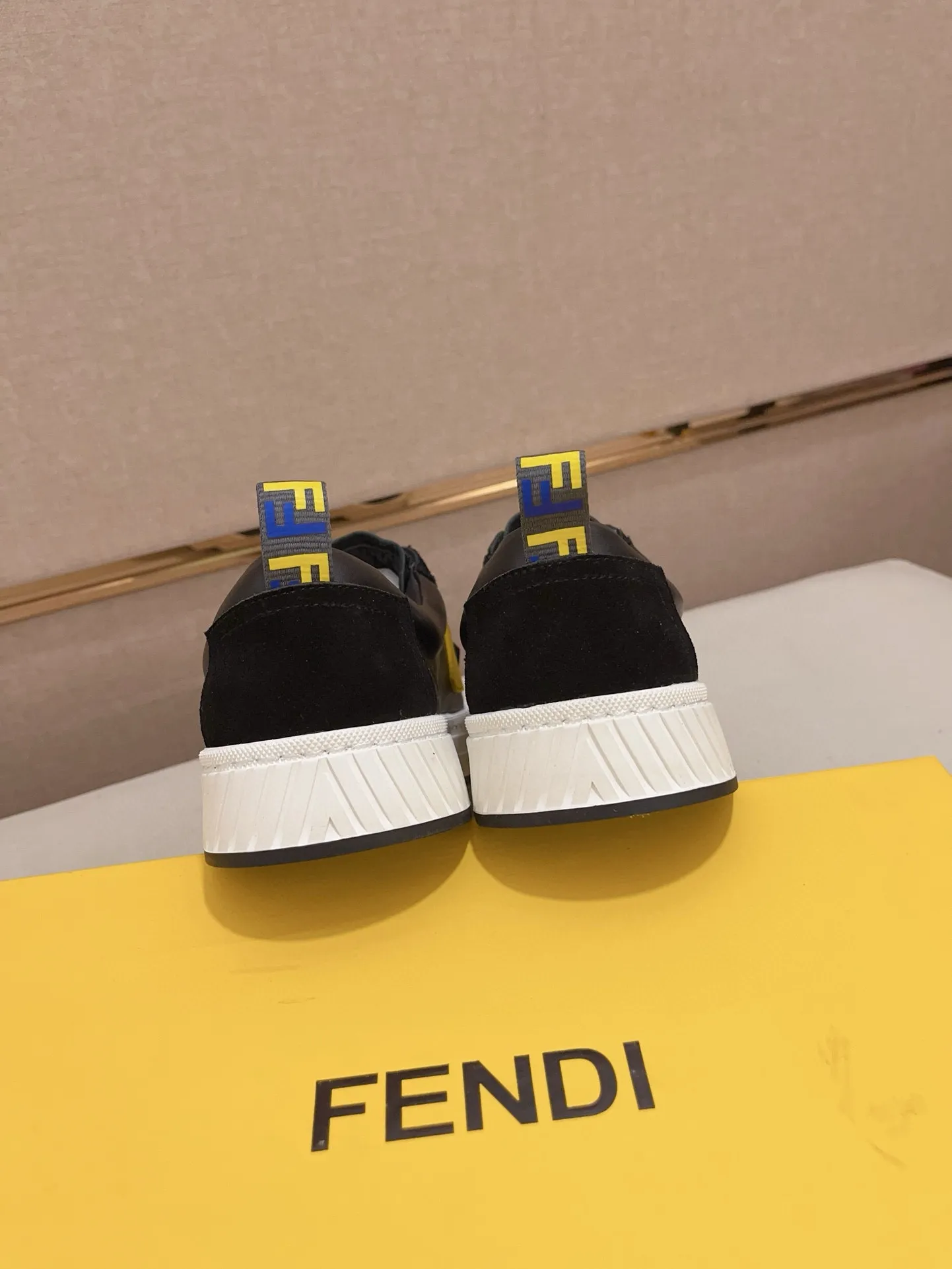 Men's shoes💰: 400💰[Fendi] Fendi's latest casual shoes for men! Available at counters simultaneously! A one-to-one replica of the original. All imported official website one-to-one cowhide fabric. The interior is made of top-grade sheepskin, and the original factory-supplied rubber outsole is used. Leading new fashion concepts. Matching code: 38-44. (can be customized for 45 non-refundable)